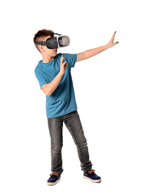 Kleine jongen met virtual reality-bril