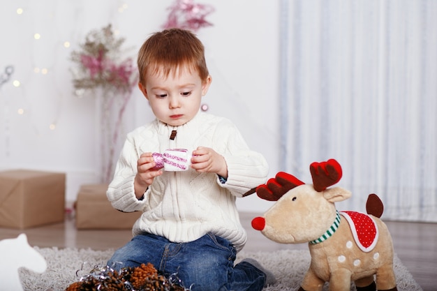 Kleine jongen onder kerstversiering