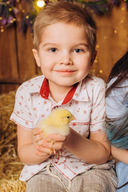 kleine jongen op de boerderij met kip Pasen en landbouwconcept