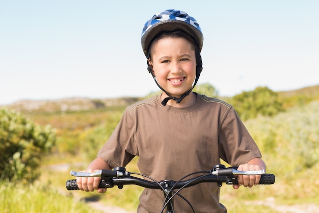 Kleine jongen op een fietstocht