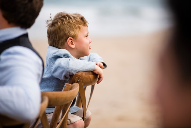 Kleine jongen op een huwelijksceremonie