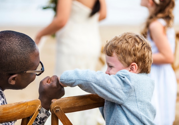 Kleine jongen op een huwelijksceremonie