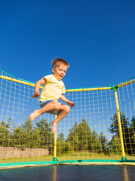 Kleine jongen op een trampoline