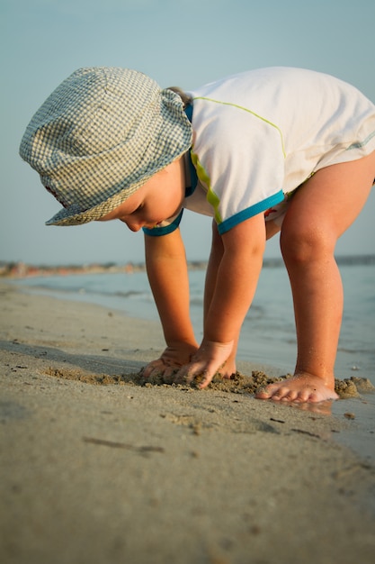 Kleine jongen op het strand