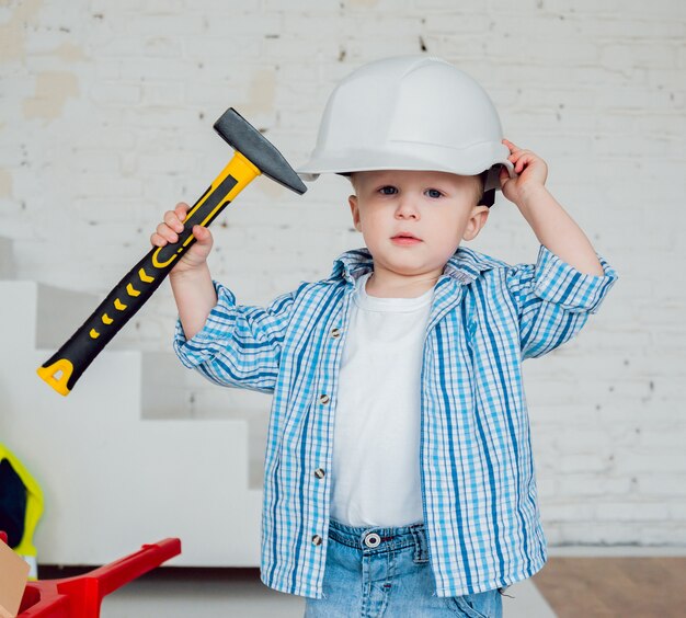 Kleine jongen op het witte landschap. Bouw