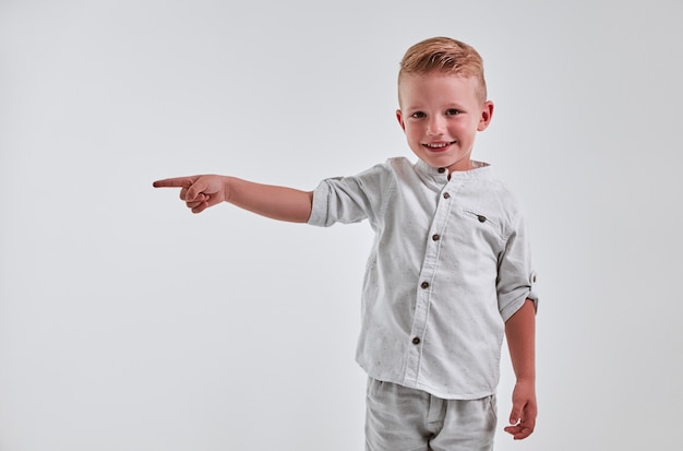 Foto kleine jongen op witte achtergrond