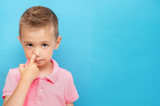 Kleine jongen pikt in zijn neus