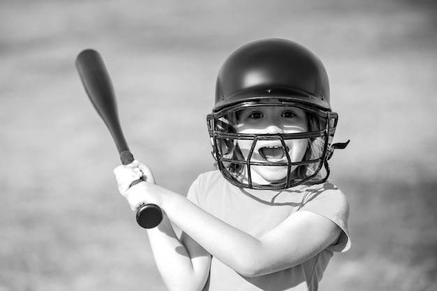 Kleine jongen poseren met een honkbalknuppel Portret van een kind dat honkbal speelt