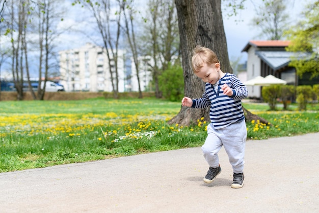 Kleine jongen rent in een zomerpark