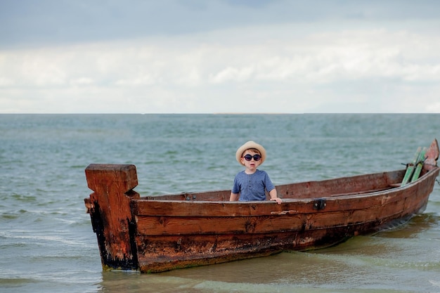 Kleine jongen rust in een boot op het meer