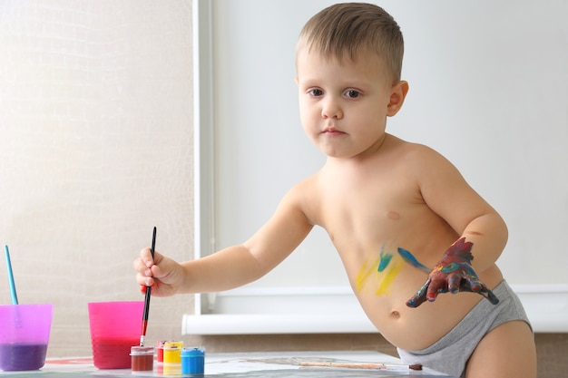 Kleine jongen schildert je hand