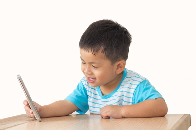 kleine jongen selfie op houten tafel en witte achtergrond,