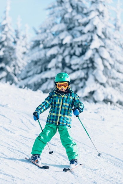 Kleine jongen skiën op de berg