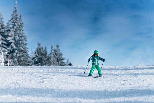 Kleine jongen skiën op de berg
