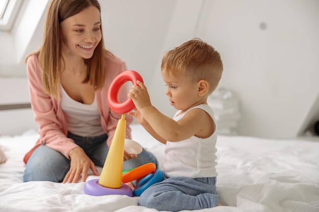 Kleine jongen speelt enthousiast met kleurrijk speelgoed