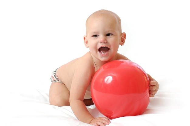 Kleine jongen speelt met grote stuk speelgoed bal