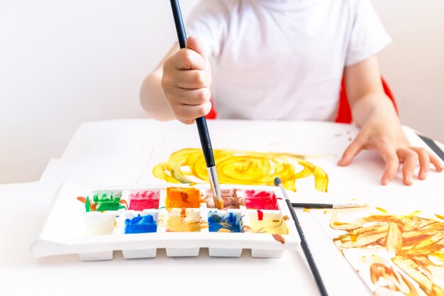 Kleine jongen speelt met zelfgemaakte verf