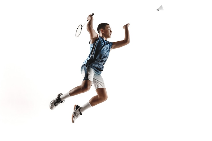 Foto kleine jongen spelen badminton geïsoleerd op witte studio background