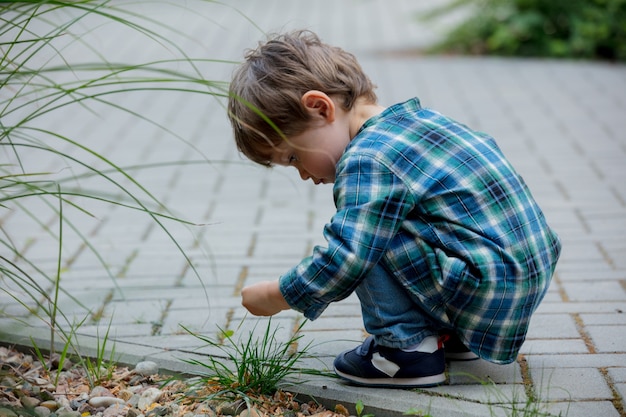 Kleine jongen spelen in de tuin