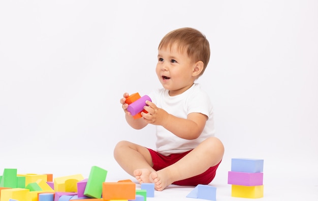 Kleine jongen spelen met bouwstenen, geïsoleerd