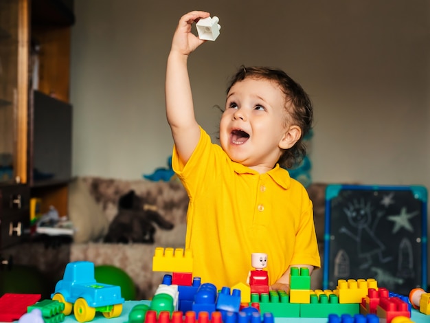 Kleine jongen spelen met plastic blokken