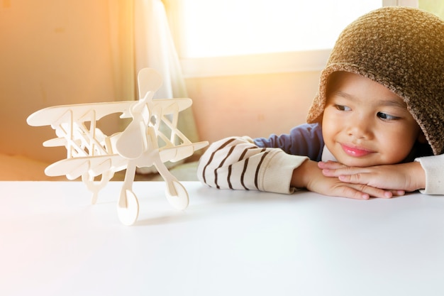 Foto kleine jongen spelen met speelgoed vliegtuig, reis en avontuur concept