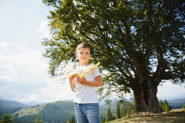 Kleine jongen spelen met speelgoedvliegtuig