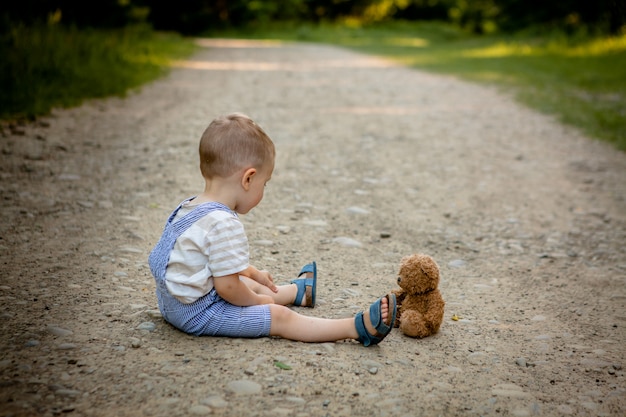 Kleine jongen spelen met teddybeer