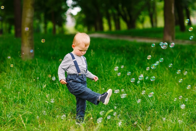 Kleine jongen spelen met zeepbellen.