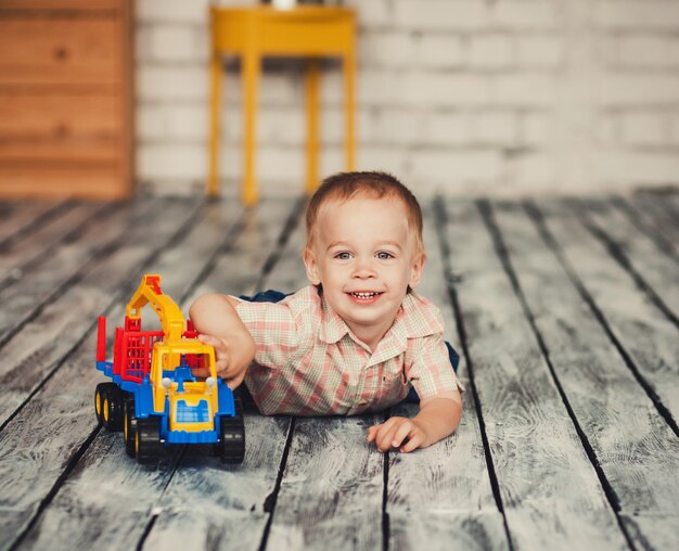 Kleine jongen spelen