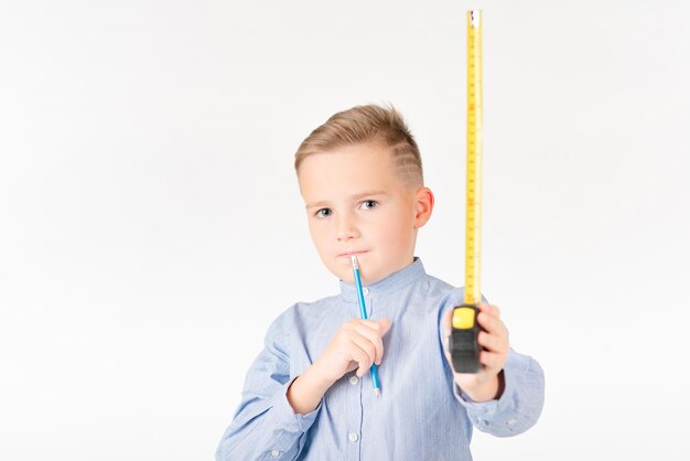 Kleine jongen strekt roulette en potlood iets is het denken kindertijd onderwijs