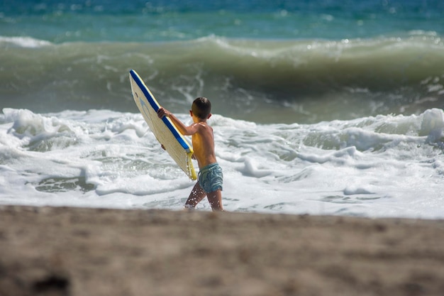 Kleine jongen surfer