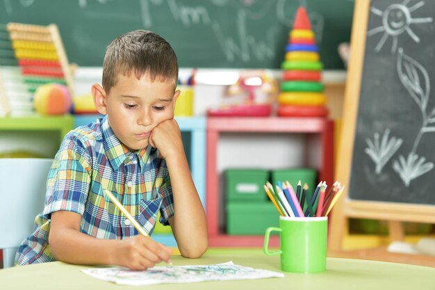 Kleine jongen tekenen met potlood