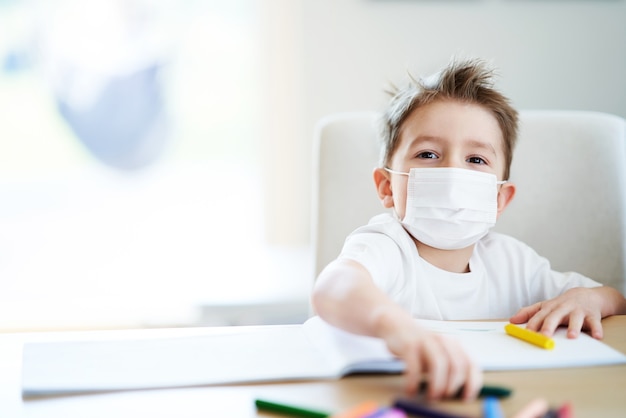 Kleine jongen thuis in quarantaine tijdens de pandemie van het coronavirus