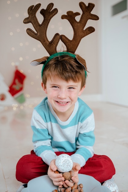 Kleine jongen thuis op kerstochtend