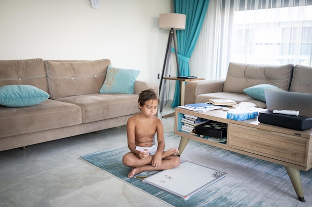 Kleine jongen thuis zitten en tekenen aan boord