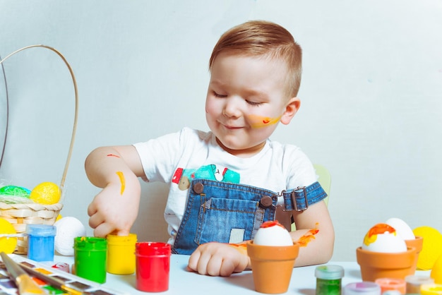 Kleine jongen verf eieren