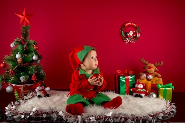 kleine jongen verkleed als elf in kerstversiering