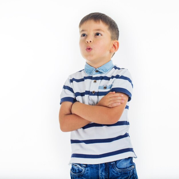 Kleine jongen voetballer geïsoleerd