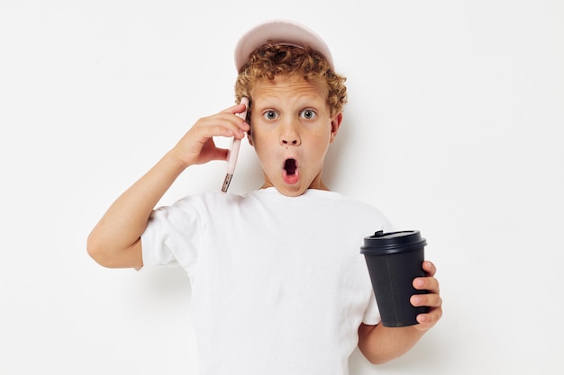 Kleine jongen wat voor soort drankje is de telefoon in de hand communicatie levensstijl ongewijzigd