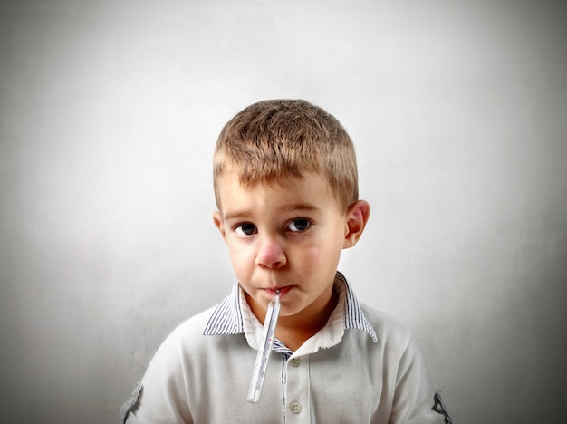 Kleine jongen wordt ziek