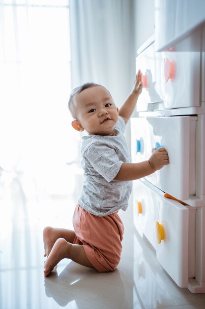 Kleine jongen zijn slaapkamer verkennen