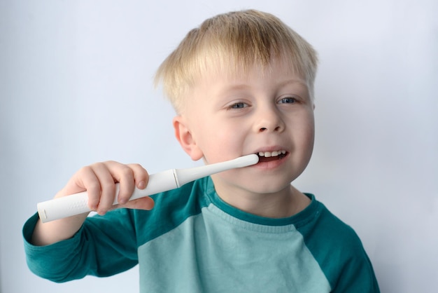 kleine jongen zijn tanden poetsen