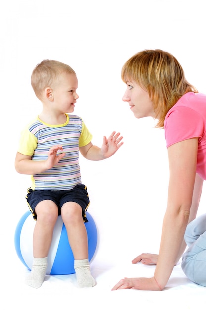 Kleine jongen zit op opblaasbare bal