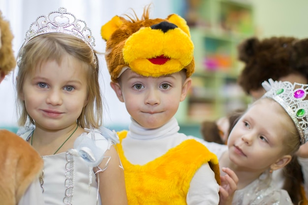 Kleine jongens en meisjes in carnavalskostuums