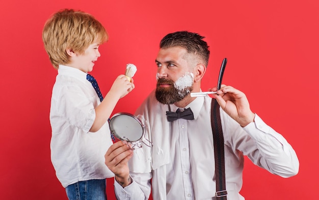 Kleine kapperssalon voor mannen assistent voor papa kapperszaak concept baard scheren in kapperszaak