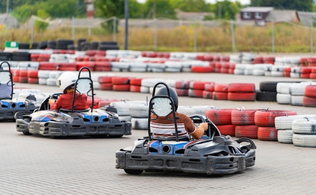 Kleine kartmachines rijden. Jonge karting racer rijden op circuit.