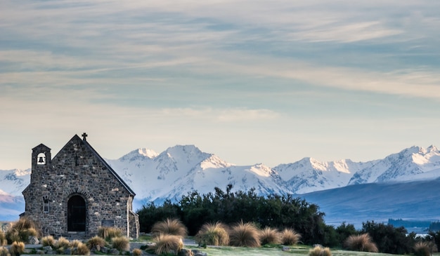 Kleine kerk met bergachtergrond geschoten tijdens zonsopgang bij Lake Tekapo Nieuw-Zeeland