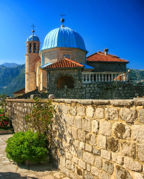 Kleine kerk op eilandje bij Baai van Kotor in Montenegro