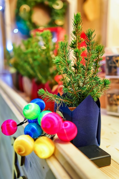 Kleine kerstboom met kleurrijke versieringen gefotografeerd op de kerstmarkt in Vilnius, Litouwen. De markt bevond zich in het centrum van de stad op het Kathedraalplein.